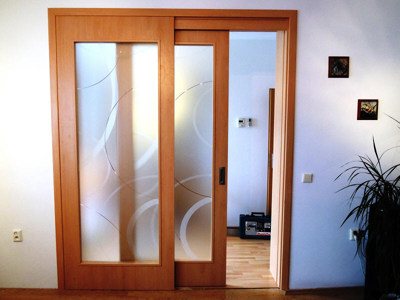 Interiérové dveře a obložková zárubeň, Dveře Inspira B22 posuvné před pevné dveřní křídlo uvnitř obložkové zárubně , CPL Olše, miska Entero Sni, pískovaná/frézovaná kalená skla