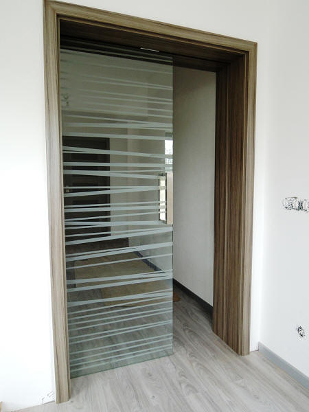Interiérové dveře a obložková zárubeň, Celoskleněné dveře posuvné do pouzdra, sklo float čiré + pískovaný vzor VS P5P, zárubeň CPL Palisandr
