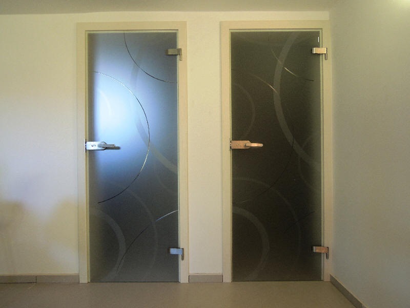 Interiérové dveře a obložková zárubeň, Celoskleněné dveře uvnitř obložkové zárubně, kování s WC zámkem. Sklo Satináto bílé + vzor VS GP22P