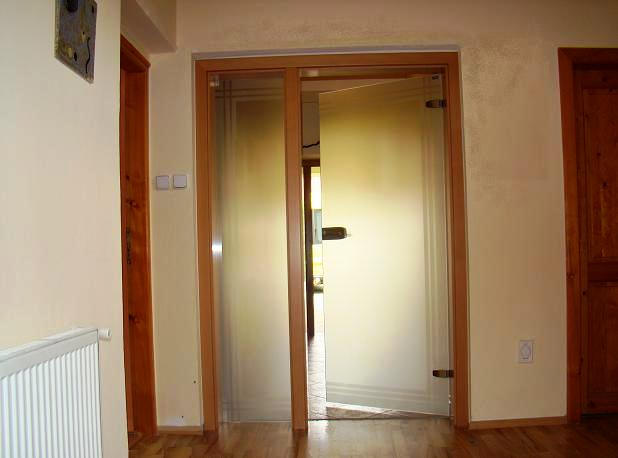 Interiérové dveře a obložková zárubeň, Celoskleněné dveře otočné uvnitř obložkové zárubně s bočním světlíkem. Sklo Satináto bílé + pískovaná vzor atyp, zárubeň přírodní dýha Buk