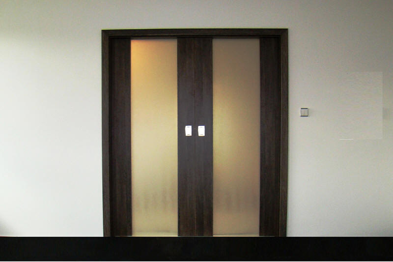 Interiérové dveře a obložková zárubeň, Dvoukřídlé dřevoskleněné dveře Q2, CPL laminát Wenge, sklo Matelux kalený, posuvné do dvou protilehlých pouzder