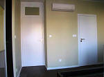 Interiérové dveře a obložková zárubeň, Dveře Standard A1 základová fólie + nástřik RAL bílá, Klika Entry Sni, vlevo zárubeň s nadpanelem - sklo Conex mléčný