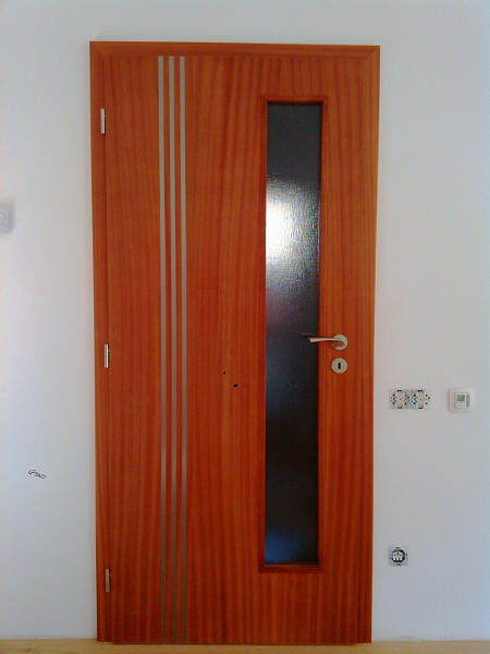 Interiérové dveře a obložková zárubeň Dveře Strip T8, přírodní dýha mahagon, klika Richter RKL 1941